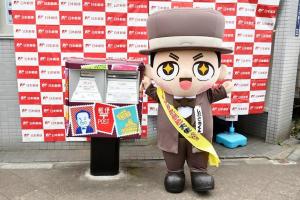 ラッピングポスト（左）と東京北区渋沢栄一プロジェクト広報キャラクター「しぶさわくん」（右）