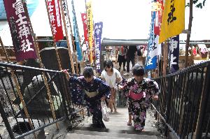 冨士塚に登頂する子どもたちの様子