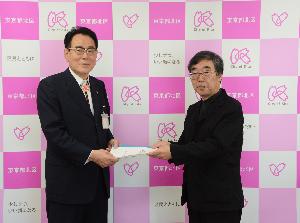 写真：会長の平沢茂氏（右）と花川與惣太北区長（左）