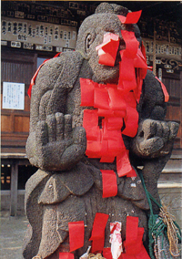 石造金剛力士立像（赤紙仁王）の写真