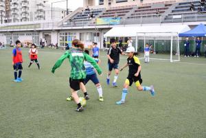 小学生たちと試合に参加する長谷川選手