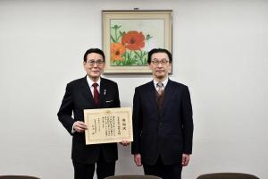 花川区長（左）永留東京行政評価事務所長（右）
