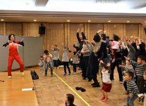 体操教室でダンスをする佐藤氏と参加者たち