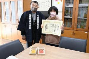 東京都伝統工芸士会副会長の石井弘芳氏（左）と最優秀賞を受賞した黒川彩稀さん（右）