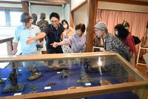 彫刻作品を見ながら、ご遺族である北村春子さん（写真中央）から様々なエピソードが語られた