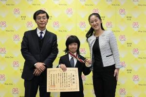 受賞した清瀬亮翔さんとやまだ区長（右）、清正教育長（左）