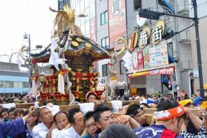 写真：神輿パレードの様子（平成27年5月10日撮影）