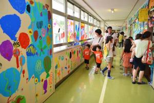 写真：カラフルに彩られた校舎の様子