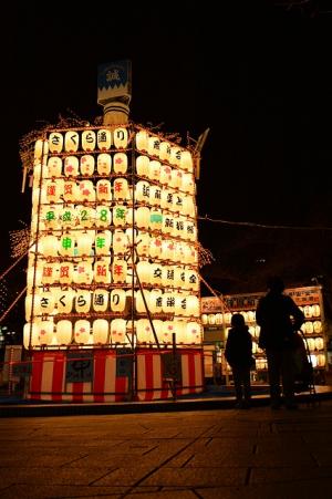 写真：板橋駅前の提灯タワー