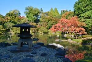 写真：過去の日本庭園の様子（心字池）