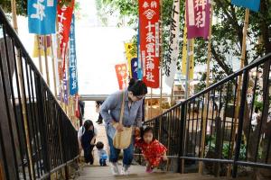 写真：冨士塚に登頂する親子の様子