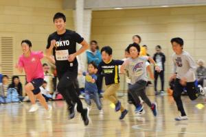 写真：陸上教室で参加者とともに走る桐生選手