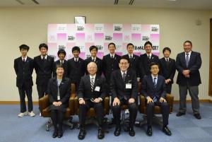 写真：優勝報告をする十条富士見中学校の陸上チーム