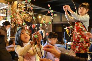 写真：繭玉団子を飾り付ける子どもたちの様子