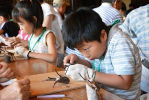カブトムシの模型を作る児童