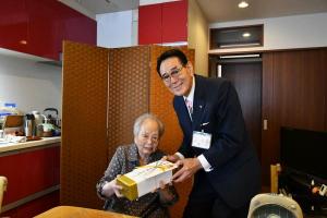 100歳となる佐藤ときさん（左）と花川区長（右）