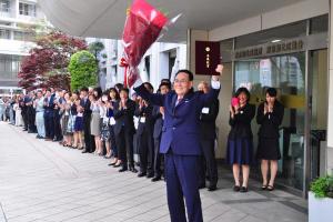 写真：初登庁し職員に迎えられる花川北区長