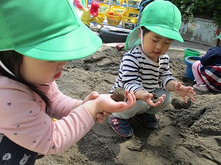 2歳園庭遊び