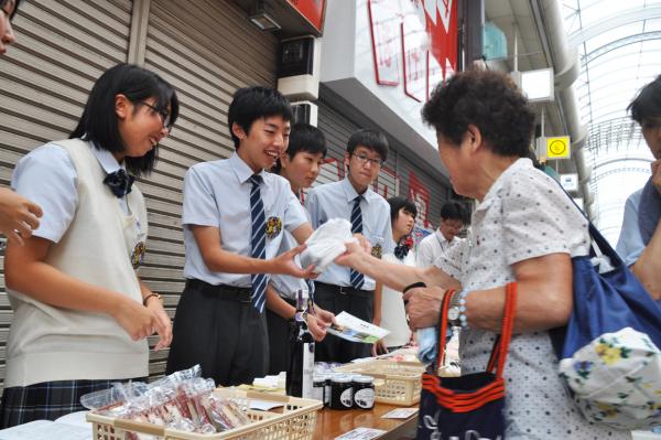 青森県東通村の中学生が北区内の商店街で地元をPR