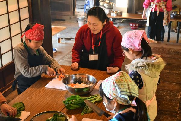 子どもが秋野菜作り 収穫 調理を古民家で体験 東京都北区