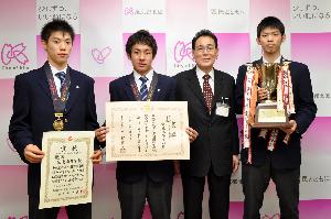左から吉川治耀選手、石原卓選手、花川與惣太北区長、新川敬太選手