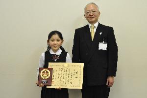 優秀賞を受賞した近藤さゆりさん（左）と内田隆教育長（右）
