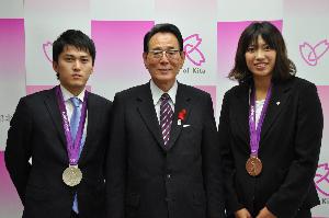千田健太選手（左）、花川與惣太北区長（中央）、上田春佳選手（右）