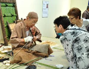 竹工芸の実演の様子