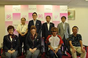 前列左から、本田さん、小方選手、高橋選手